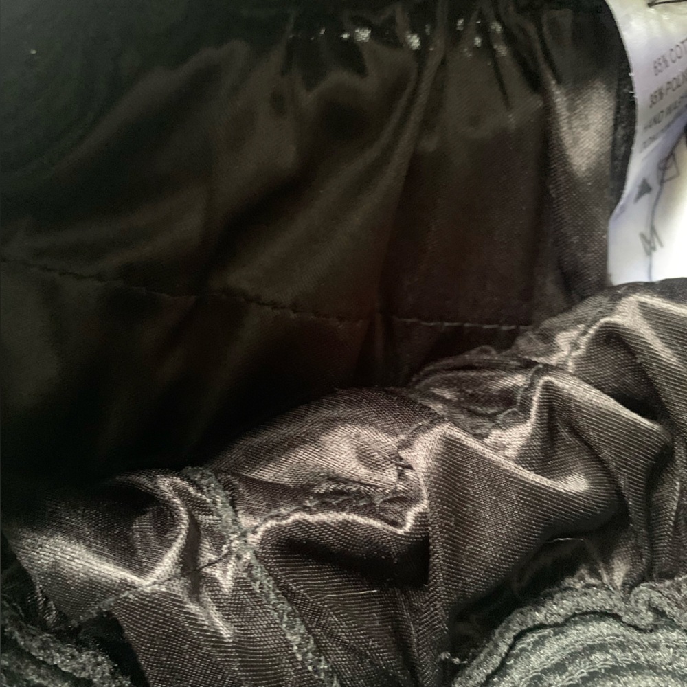 Elegant Black Lace Shorts - Picture 4 of 6